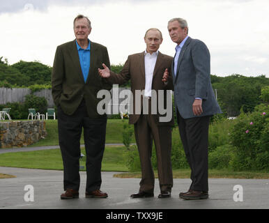 Le président russe Vladimir Poutine (C) parle avec et le président américain George W. Bush et l'ancien président américain George Bush (L) sur l'arrivée de Poutine à Bush's family home à Kennebunkport, Maine le 1 juillet 2007. (Photo d'UPI/Anatoli Zhdanov) Banque D'Images