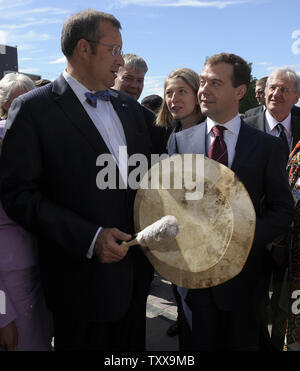 Le président russe Dmitri Medvedev (R) examine le président estonien Toomas Hendrik Ilves (L) comme ils participent à une exposition de musée national de l'artisanat lors d'un sommet UE-Russie dans la ville sibérienne de Khanty-Mansiysk le 28 juin 2008. Medvedev participera à la cérémonie d'ouverture du cinquième Congrès mondial des peuples finno-ougriens de Khanty-Mansiysk. (Photo d'UPI/Alexander Astafiev) .. Banque D'Images