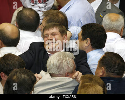 Législateurs ukrainiens lutte au Parlement à Kiev le 11 juillet 2006. Aujourd'hui, la coalition de l'opposition ukrainienne, Viktor Iouchtchenko a demandé au président de désigner son ancien rival du président Viktor Ianoukovitch comme le prochain premier ministre. (Photo d'UPI/Sergey Starostenko) Banque D'Images