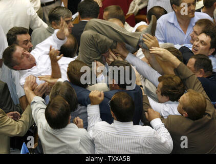 Législateurs ukrainiens lutte au Parlement à Kiev le 11 juillet 2006. Aujourd'hui, la coalition de l'opposition a demandé au président ukrainien Viktor Yushchynko de désigner son ancien rival du président Viktor Ianoukovitch comme le prochain premier ministre. (Photo d'UPI/Sergey Starostenko) Banque D'Images