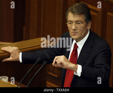 Président de l'Ukraine Viktor Iouchtchenko parle au cours d'une session au parlement à Kiev le 4 août 2006. Le parlement ukrainien a approuvé le président ukrainien Victor Ianoukovitch rival' pour le poste de Premier ministre. (Photo d'UPI/Sergey Starostenko) Banque D'Images