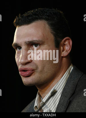Ancien champion de boxe poids lourd WBC Vitali Klitschko prend la parole lors d'une conférence de presse à Kiev le 16 mars 2007. Le boxeur ukrainien a annoncé ses plans pour l'avenir. (Photo d'UPI/Sergey Starostenko) Banque D'Images