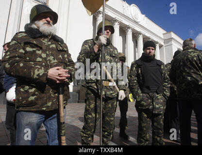 Self Défense ukrainienne volunteers stand à l'extérieur de l'édifice du parlement à Kiev le 17 mars 2014 après un référendum sur l'indépendance en Crimée. UPI/Ivan Vakolenko Banque D'Images