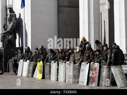 Self Défense ukrainienne volunteers stand à l'extérieur de l'édifice du parlement à Kiev le 17 mars 2014 après un référendum sur l'indépendance en Crimée. UPI/Ivan Vakolenko Banque D'Images