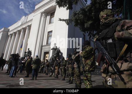 Self Défense ukrainienne volunteers stand à l'extérieur de l'édifice du parlement à Kiev le 17 mars 2014 après un référendum sur l'indépendance en Crimée. UPI/Ivan Vakolenko Banque D'Images