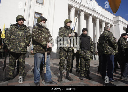 Self Défense ukrainienne volunteers stand à l'extérieur de l'édifice du parlement à Kiev le 17 mars 2014 après un référendum sur l'indépendance en Crimée. UPI/Ivan Vakolenko Banque D'Images