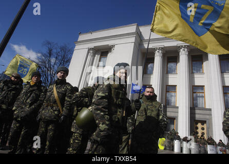 Self Défense ukrainienne volunteers stand à l'extérieur de l'édifice du parlement à Kiev le 17 mars 2014 après un référendum sur l'indépendance en Crimée. UPI/Ivan Vakolenko Banque D'Images