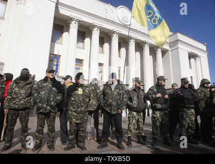 Self Défense ukrainienne volunteers stand à l'extérieur de l'édifice du parlement à Kiev le 17 mars 2014 après un référendum sur l'indépendance en Crimée. UPI/Ivan Vakolenko Banque D'Images