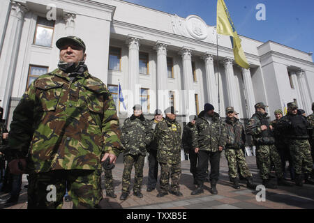 Self Défense ukrainienne volunteers stand à l'extérieur de l'édifice du parlement à Kiev le 17 mars 2014 après un référendum sur l'indépendance en Crimée. UPI/Ivan Vakolenko Banque D'Images