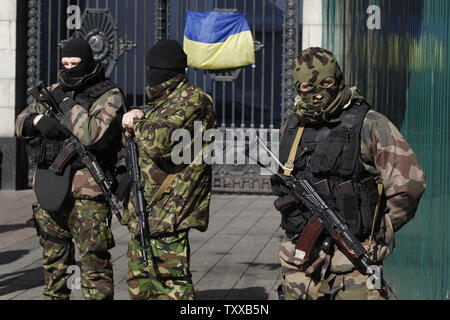 Self Défense ukrainienne volunteers stand à l'extérieur de l'édifice du parlement à Kiev le 17 mars 2014 après un référendum sur l'indépendance en Crimée. UPI/Ivan Vakolenko Banque D'Images