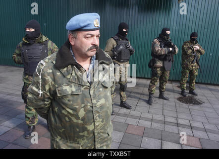 Self Défense ukrainienne volunteers stand à l'extérieur de l'édifice du parlement à Kiev le 17 mars 2014 après un référendum sur l'indépendance en Crimée. UPI/Ivan Vakolenko Banque D'Images