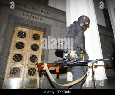 Les forces spéciales ukrainiennes participent à des exercices de nuit à l'extérieur de l'édifice du parlement à Kiev le 1 mai 2014. L'armée ukrainienne reste en alerte pour une éventuelle invasion russe que la tension monte dans l'Est de l'Ukraine. UPI/Ivan Vakolenko Banque D'Images