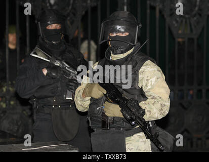 Les forces spéciales ukrainiennes participent à des exercices de nuit à l'extérieur de l'édifice du parlement à Kiev le 1 mai 2014. L'armée ukrainienne reste en alerte pour une éventuelle invasion russe que la tension monte dans l'Est de l'Ukraine. UPI/Ivan Vakolenko Banque D'Images