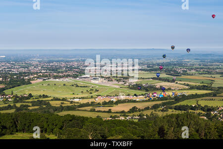 Lancement du ballon sur l'hippodrome de Cheltenham Cheltenham pendant la Balloon Fiesta Banque D'Images