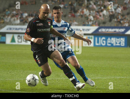 Marques Gomes Cristiano (L) de Lyonnais, France, dribble dans la seconde moitié contre FC Lecture, en Angleterre, le 4ème jour de la paix, Corée 2007, à la Coupe du Monde de Séoul, Corée du Sud, du stade le 16 juillet 2007. Lecture beat Lyonnais 1-0. L'Preace Cup est un bi-annual, tournoi de soccer de 10 jours entre les huit grandes équipes de club du monde. (Photo d'UPI/Keizo Mori) Banque D'Images