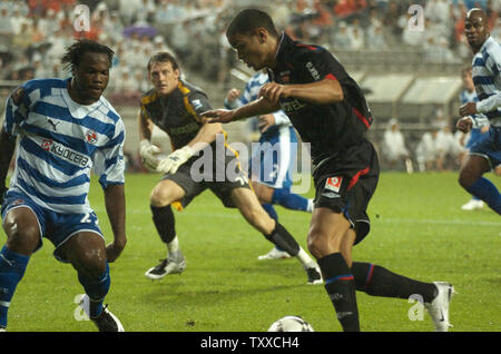 Alou Diarra (C) du Lyonnais, France, dribble dans la seconde moitié du match contre Reading FC, en Angleterre, le 4ème jour de la paix, Corée 2007, à la Coupe du Monde de Séoul, Corée du Sud, du stade le 16 juillet 2007. Lecture beat Lyonnais 1-0. (Photo d'UPI/Keizo Mori) Banque D'Images