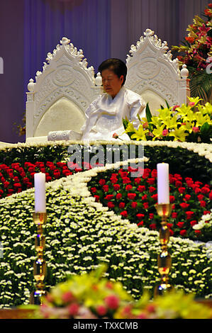 Dr. Hak Ja-han, épouse du défunt fondateur de l'église de l'Unification Révérend Sun Myung Moon, pleure à ses funérailles dans le Centre mondial de la paix CheongShim à Gapyeong, Corée du Sud, le 15 septembre 2012. Quelque 30 000 membres de l'Eglise de l'Unification du monde entier rendu hommage à l'église son fondateur. Lune est décédé en raison de complications d'une pneumonie à son ville religieuse au nord-est de Séoul le lundi à l'âge de 92 ans. UPI/Thomas Michael Corcoran Banque D'Images