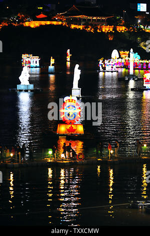 Des milliers de visiteurs viennent au Festival Jinju Namgang Yudeung, ou le Festival des lanternes Jinju, pour voir les lanternes en papier géant flottant dans la rivière Namgang à Seoul, Corée du Sud le 1 octobre 2012. Le festival, qui s'étend du 1er octobre au 14, date de l'invasion japonaise de 1592 lorsque les Coréens allumé afin d'allumer les lanternes entourant la rivière Namgang Forteresse Jinjuseong à empêcher les troupes japonaises de passage à niveau. Une tradition pendant le festival sont les lanternes flottantes transportant des souhaits des peuples. UPI/Thomas Michael Corcoran Banque D'Images