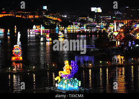 Des milliers de visiteurs viennent au Festival Jinju Namgang Yudeung, ou le Festival des lanternes Jinju, pour voir les lanternes en papier géant flottant dans la rivière Namgang à Seoul, Corée du Sud le 1 octobre 2012. Le festival, qui s'étend du 1er octobre au 14, date de l'invasion japonaise de 1592 lorsque les Coréens allumé afin d'allumer les lanternes entourant la rivière Namgang Forteresse Jinjuseong à empêcher les troupes japonaises de passage à niveau. Une tradition pendant le festival sont les lanternes flottantes transportant des souhaits des peuples. UPI/Thomas Michael Corcoran Banque D'Images