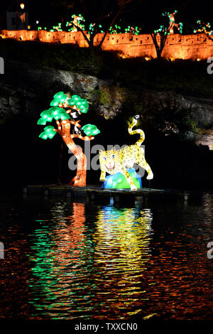 Des milliers de visiteurs viennent au Festival Jinju Namgang Yudeung, ou le Festival des lanternes Jinju, pour voir les lanternes en papier géant flottant dans la rivière Namgang à Seoul, Corée du Sud le 1 octobre 2012. Le festival, qui s'étend du 1er octobre au 14, date de l'invasion japonaise de 1592 lorsque les Coréens allumé afin d'allumer les lanternes entourant la rivière Namgang Forteresse Jinjuseong à empêcher les troupes japonaises de passage à niveau. Une tradition pendant le festival sont les lanternes flottantes transportant des souhaits des peuples. UPI/Thomas Michael Corcoran Banque D'Images