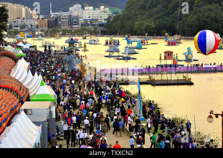 Des milliers de visiteurs viennent au Festival Jinju Namgang Yudeung, ou le Festival des lanternes Jinju, pour voir les lanternes en papier géant flottant dans la rivière Namgang à Seoul, Corée du Sud le 1 octobre 2012. Le festival, qui s'étend du 1er octobre au 14, date de l'invasion japonaise de 1592 lorsque les Coréens allumé afin d'allumer les lanternes entourant la rivière Namgang Forteresse Jinjuseong à empêcher les troupes japonaises de passage à niveau. Une tradition pendant le festival sont les lanternes flottantes transportant des souhaits des peuples. UPI/Thomas Michael Corcoran Banque D'Images