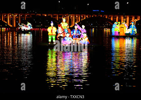 Des milliers de visiteurs viennent au Festival Jinju Namgang Yudeung, ou le Festival des lanternes Jinju, pour voir les lanternes en papier géant flottant dans la rivière Namgang à Seoul, Corée du Sud le 1 octobre 2012. Le festival, qui s'étend du 1er octobre au 14, date de l'invasion japonaise de 1592 lorsque les Coréens allumé afin d'allumer les lanternes entourant la rivière Namgang Forteresse Jinjuseong à empêcher les troupes japonaises de passage à niveau. Une tradition pendant le festival sont les lanternes flottantes transportant des souhaits des peuples. UPI/Thomas Michael Corcoran Banque D'Images