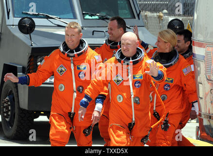 L'équipage de la mission STS-124, la navette spatiale Discovery a pour mission à la Station Spatiale Internationale, conduite par le commandant Mark Kelly, promenades à la van en route pour lancer sur pad 39-A au Centre spatial Kennedy en Floride le 31 mai 2008. La NASA se prépare à lancer découverte autour de 5:02pm aujourd'hui. De gauche sont Mark Ham Ron Garan, Kelly, Karen Nyberg et astronaute de l'Agence japonaise d'exploration aérospatiale Akihiko Hoshide. (Photo d'UPI/Roger L. Wollenberg) Banque D'Images