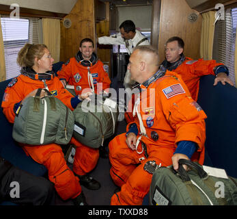 L'équipage de STS-135, sens horaire : Sandra Magnus, spécialiste de mission ; Rex Walheim, spécialiste de mission ; Chris Ferguson, commandant et Doug Hurley, pilote sont vus dans l'Astrovan comme ils montent de lancement 39A à bord de la navette spatiale Atlantis, le vendredi 8 juillet 2011, au Centre spatial Kennedy à Cap Canaveral, en Floride, le lancement d'Atlantis, STS-135, est le dernier vol du programme de la navette, une mission de 12 jours vers la Station spatiale internationale. UPI/NASA/Jerry Ross Banque D'Images