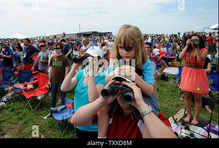 Des milliers se préparer pour regarder le lancement de la navette spatiale Atlantis STS-135 de la NASA Causeway au Centre spatial Kennedy, Floride le 8 juillet 2011. Jusqu'à un million de personnes ont regardé le dernier lancement de la navette spatiale le long de la côte de Floride. Le premier lancement de la navette était en 1981. UPI/Pat Benic Banque D'Images