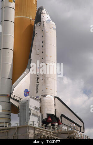 Le 6 avril 2005 au Centre spatial Kennedy, en Floride, la navette spatiale 'Découverte', couplé à son réservoir externe et des propulseurs à poudre, est transporté à complexe de lancement 39B. La découverte est prévue pour le lancement de la mission STS 114, marquée que la NASA's retour à l'avion. (Photo d'UPI/marin/Cantrell) Banque D'Images