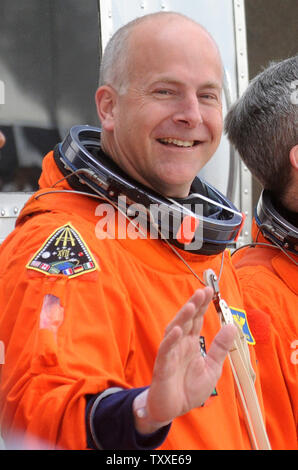 Alan G. Poindexter, pilote de la mission STS-122 de la NASA, faire son chemin pour lancer un complexe 39à bord de la navette spatiale Atlantis en préparation du lancement au Centre spatial Kennedy, Floride le 7 février 2008. La NASA est aux derniers préparatifs pour lancer Atlantis sur une mission de service 11 jours à la Station spatiale internationale. (UPI Photo/Kevin Dietsch) Banque D'Images