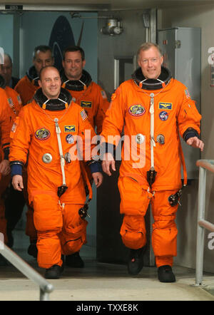 La mission STS-123 de la NASA Dominic Gorie Commandant (R), spécialiste de mission Garrett Reisman (L) et le spécialiste de mission Michael Foreman font leur chemin de lancement 39A à bord de la navette Endeavour de la NASA au Centre spatial Kennedy en Floride le 10 mars 2008. Les sept membres d'équipage est prévue pour le lancement de la mission STS-123, une mission de service de 16 jours à la Station spatiale internationale pour installer le laboratoire japonais Kibo et l'Agence spatiale canadienne, le système du bras robotique à 2:28 h le 11 mars 2008. (UPI Photo/Kevin Dietsch) Banque D'Images