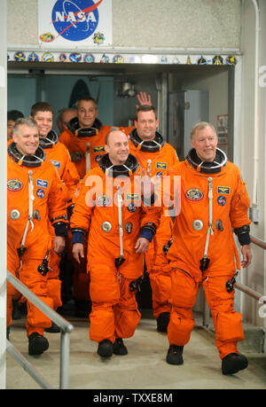 La mission STS-123 de la NASA Dominic Gorie Commandant (R), spécialiste de mission Michael Foreman (2nd-R), spécialiste de mission Garrett Reisman (C), les spécialistes de mission Richard Linnehan (centre arrière), spécialiste de mission Robert Behnken (2e-L) et pilote Gregory Johnson font leur chemin de lancement 39A à bord de la navette Endeavour de la NASA au Centre spatial Kennedy en Floride le 10 mars 2008. Les sept membres d'équipage est prévue pour le lancement de la mission STS-123, une mission de service de 16 jours à la Station spatiale internationale pour installer le laboratoire japonais Kibo et l'Agence spatiale canadienne Le système du bras robotique Banque D'Images