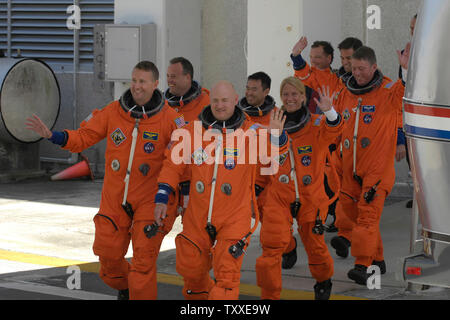 L'astronaute de l'équipage de la navette spatiale Discovery, Ken Ham, Ron Garan, Mark Kelly (commandant), Akihiki Hoshide, Karen Nyberg, Greg Chamitoff et Mike Fossum, partent de l'espace équipage au Centre spatial Kennedy, Floride le 31 mai 2008. L'équipage s'envoleront découverte sur la mission STS 124 à fixer le Kibo, un quinze tonnes, de laboratoire à la Station spatiale internationale pour l'Agence japonaise d'exploration au cours d'une mission de quatorze jours. (Photo d'UPI/Marino-Bill Joe Cantrell) Banque D'Images