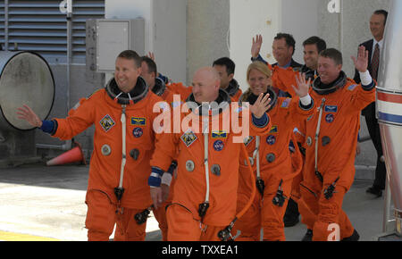 L'astronaute de l'équipage de la navette spatiale Discovery, Ken Ham, Ron Garan, Mark Kelly (commandant), Akihiki Hoshide, Karen Nyberg, Greg Chamitoff et Mike Fossum, partent de l'espace équipage au Centre spatial Kennedy, Floride le 31 mai 2008. L'équipage s'envoleront découverte sur la mission STS 124 à fixer le Kibo, un quinze tonnes, de laboratoire à la Station spatiale internationale pour l'Agence japonaise d'exploration au cours d'une mission de quatorze jours. (Photo d'UPI/Marino-Bill Joe Cantrell) Banque D'Images