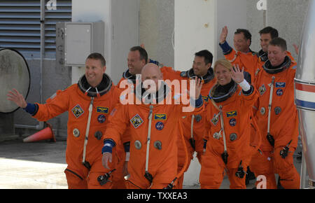 L'astronaute de l'équipage de la navette spatiale Discovery, Ken Ham, Ron Garan, Mark Kelly (commandant), Akihiki Hoshide, Karen Nyberg, Greg Chamitoff et Mike Fossum, partent de l'espace équipage au Centre spatial Kennedy, Floride le 31 mai 2008. L'équipage s'envoleront découverte sur la mission STS 124 à fixer le Kibo, un quinze tonnes, de laboratoire à la Station spatiale internationale pour l'Agence japonaise d'exploration au cours d'une mission de quatorze jours. (Photo d'UPI/Marino-Bill Joe Cantrell) Banque D'Images