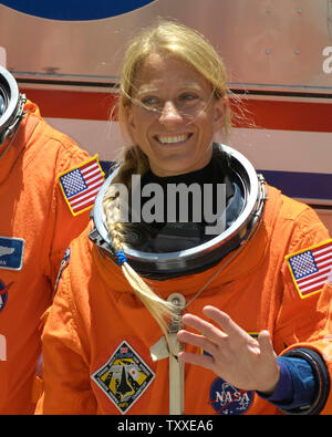 L'astronaute Karen Nyberg, spécialiste de mission de STS 124, découverte, s'écarte de l'espace équipage au Centre spatial Kennedy, Floride le 31 mai 2008. Discovery a pour mission de fixer le Kibo, un jeune de 15 tonnes, de laboratoire à la Station spatiale internationale pour l'Agence japonaise d'exploration au cours d'une mission de quatorze jours. (Photo d'UPI/Marino-Bill Joe Cantrell) Banque D'Images