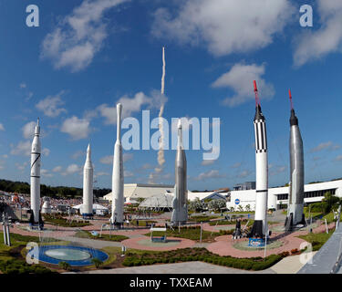 Vue de la Rocket Garden au centre spatial Kennedy's Centre de visiteurs, en Floride, la navette spatiale Discovery lance à 5:02 PM Lancement de 39A pour commencer la mission STS 124 le 31 mai 2008. Après trois jours de chasse à la Station spatiale internationale, Discovery livrera une tonne 15 Laboratoire de l'Agence japonaise d'exploration aérospatiale. (Photo d'UPI/Marino-Bill Joe Cantrell) Banque D'Images