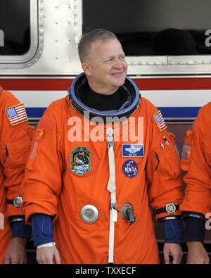 STS 126 Pilot Eric Boe salue les médias avant de partir pour un lancement 39 au Centre spatial Kennedy, Floride le 14 novembre 2008. La navette spatiale Endeavour le lancement est prévu à 7:55 H à la Station spatiale internationale pour une mission de quinze jours d'effectuer la maintenance de l'avant-poste. (Photo d'UPI/Joe Marino - Bill Cantrell) Banque D'Images