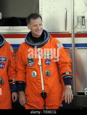 Le commandant de la mission STS 126 Chris Ferguson salue les médias avant de partir pour un lancement 39 au Centre spatial Kennedy en Floride le 14 novembre 2008. La navette spatiale Endeavour le lancement est prévu à 7:55 H à la Station spatiale internationale pour une mission de quinze jours d'effectuer la maintenance de l'avant-poste. (Photo d'UPI/Joe Marino - Bill Cantrell) Banque D'Images