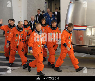 L'équipage de sept personnes de la navette spatiale Endeavour, 'plomb' par le commandant Chris Ferguson (avant droit), s'écarte du bâtiment des opérations et des vérifications au Centre spatial Kennedy, Floride le 14 novembre 2008. Endeavour est prévue pour lancer l'équipage de la Station spatiale internationale au cours de la mission STS 126. L'équipage effectuera diverses tâches de maintenance pour améliorer la performance opérationnelle de la station. (Photo d'UPI/Joe Marino - Bill Cantrell) Banque D'Images