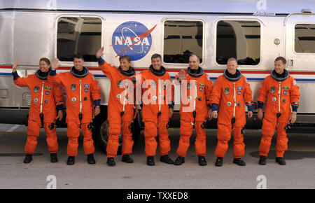 L'équipage de sept personnes de la navette spatiale Endeavour, dirigé par le Capitaine de frégate Chris Ferguson (R), s'écarte de la Bâtiment des opérations et des vérifications au Kennedy Space Center en Floride le 14 novembre 2008. Endeavour est prévue pour lancer l'équipage de la Station spatiale internationale au cours de la mission STS 126. L'équipage effectuera diverses tâches de maintenance pour améliorer la performance opérationnelle de la station. En outre, d'autres éléments seront ajoutés pour améliorer l'installation pour les équipages. (Photo d'UPI/Joe Marino - Bill Cantrell) Banque D'Images