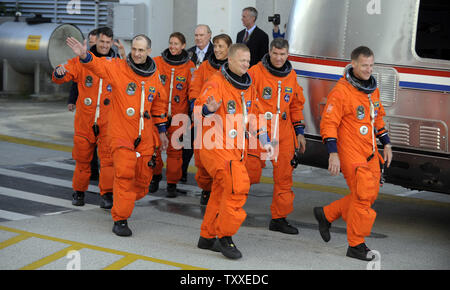 L'équipage de sept personnes de la navette spatiale "Endeavour", dirigé par le Capitaine de frégate Chris Ferguson (avant droit) s'écarte du bâtiment des opérations et des vérifications au Kennedy Space Center en Floride le 14 novembre 2008. Endeavour est prévue pour lancer l'équipage de la Station spatiale internationale au cours de la mission STS 126. L'équipage effectuera diverses tâches de maintenance pour améliorer la performance opérationnelle de la station. En outre, d'autres éléments seront ajoutés pour améliorer l'installation pour les futurs équipages.(Photo UPI/Joe Marino - Bill Cantrell) Banque D'Images