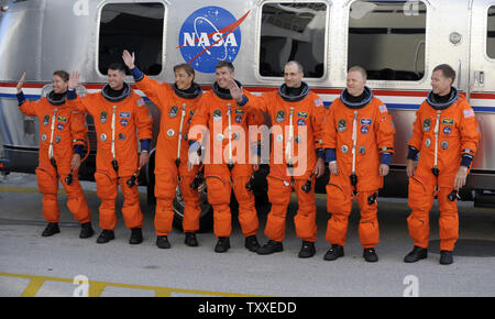 L'équipage de sept personnes de la navette spatiale "Endeavour", dirigé par le Capitaine de frégate Chris Ferguson (avant droit) s'écarte du bâtiment des opérations et des vérifications au Kennedy Space Center en Floride le 14 novembre 2008. Endeavour est prévue pour lancer l'équipage de la Station spatiale internationale au cours de la mission STS 126. L'équipage effectuera diverses tâches de maintenance pour améliorer la performance opérationnelle de la station. En outre, d'autres éléments seront ajoutés pour améliorer l'installation pour les futurs équipages.(Photo UPI/Joe Marino - Bill Cantrell) Banque D'Images