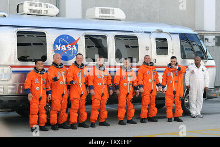 De droite à gauche, les astronautes de la NASA Lee Archambault, commandant de la mission STS-119, Tony Antonelli, pilote, Joseph Acaba, Steve Swanson, Richard Arnold, John Phillips et astronaute de l'Agence japonaise d'exploration aérospatiale Koichi Wakata vague avant de monter dans un van pour lancer 39A complexe pour le lancement de la navette spatiale Discovery sur la mission STS-119 de la NASA au Centre spatial Kennedy en Floride le 15 mars 2009. Discovery et son équipage effectuera une mission de service à la Station spatiale internationale pour installer le S6 batterie solaire de la poutrelle. Les techniciens de la NASA ont fixé les problèmes antérieurs avec l'évacuation d'hydrogène gazeux Banque D'Images