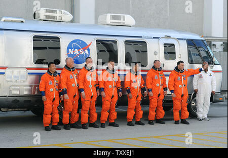 De droite à gauche, les astronautes de la NASA Lee Archambault, commandant de la mission STS-119, Tony Antonelli, pilote, Joseph Acaba, Steve Swanson, Richard Arnold, John Phillips et astronaute de l'Agence japonaise d'exploration aérospatiale Koichi Wakata vague avant de monter dans un van pour lancer 39A complexe pour le lancement de la navette spatiale Discovery sur la mission STS-119 de la NASA au Centre spatial Kennedy en Floride le 15 mars 2009. Discovery et son équipage effectuera une mission de service à la Station spatiale internationale pour installer le S6 batterie solaire de la poutrelle. Les techniciens de la NASA ont fixé les problèmes antérieurs avec l'évacuation d'hydrogène gazeux Banque D'Images