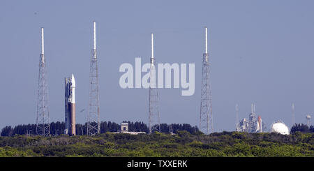 Atlas de la NASA V transportant le satellite LRO à rouleaux 41 notes à la base aérienne de Cap Canaveral en Floride le 17 juin 2009. L'Atlas est prévue pour le 18 juin, au cours de trois possibilités d'une seconde à partir de 16:12 à 4:32 PM.art lancera à la lune et la carte la surface pour de futures missions. À droite, est la navette spatiale "Endeavour" qui a été retardé pour une deuxième fois en raison d'une fuite d'hydrogène gazeux dans une soupape défectueuse. (Photo d'UPI/Joe Marino - Bill Cantrell) Banque D'Images