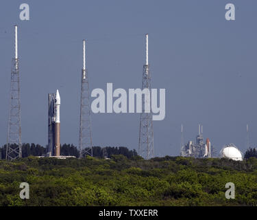 Atlas de la NASA V transportant le satellite LRO à rouleaux 41 notes à la base aérienne de Cap Canaveral en Floride le 17 juin 2009. L'Atlas est prévue pour le 18 juin, au cours de trois possibilités d'une seconde à partir de 16:12 à 4:32 PM.art lancera à la lune et la carte la surface pour de futures missions. À droite se trouve la navette spatiale "s'efforcer". Son lancement a été reporté au début de la journée en raison d'une fuite à l'appui matériel au pad. (Photo d'UPI/Joe Marino - Bill Cantrell) Banque D'Images