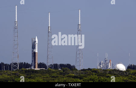 Atlas de la NASA V transportant le satellite LRO à rouleaux 41 notes à la base aérienne de Cap Canaveral en Floride le 17 juin 2009. L'Atlas est prévue pour le 18 juin, au cours de trois possibilités d'une seconde à partir de 16:12 à 4:32 PM.art lancera à la lune et la carte la surface pour de futures missions.Navette spatiale "s'efforcer" (r) attend sur 39A suite à un deuxième report de lancer plus tôt aujourd'hui. (Photo d'UPI/Joe Marino - Bill Cantrell) Banque D'Images
