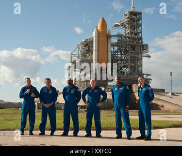 Les six hommes d'équipage de la navette spatiale Atlantis commandé par Charlie Hobaugh [ extrême gauche] répondre aux questions pendant le Terminal Count down- essai de démonstration [TCDT] au Centre spatial Kennedy en Floride le 20 octobre .venons STS 129 va livrer des pièces à la Station spatiale internationale pour le bras robotique et transporteur mobile.UPI/Marino-Bill Joe Cantrell Banque D'Images